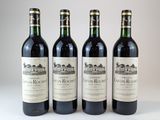 trois bouteilles de vin sont alignées sur une table