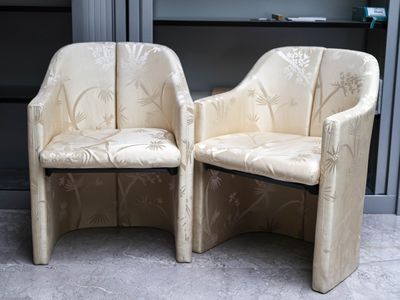 two chairs that are sitting next to each other