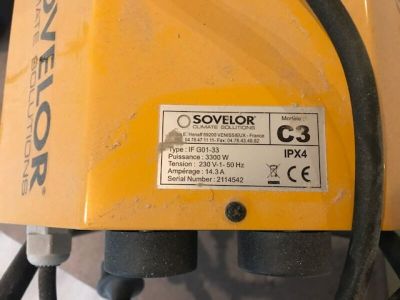 une machine jaune posée sur une table