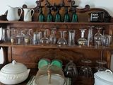 une étagère en bois sur laquelle sont posés plusieurs objets en verre