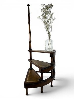 un vase avec des fleurs posé sur une étagère en bois