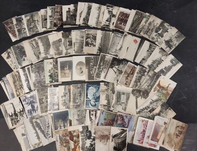 beaucoup de vieilles cartes postales sur la table