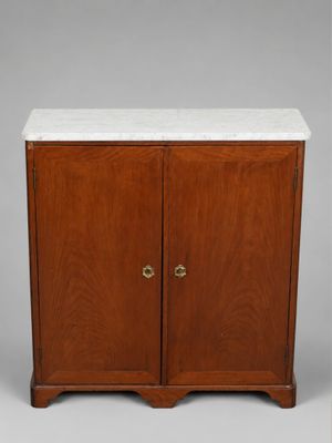 une armoire en bois avec un plan de travail en marbre et deux portes