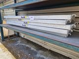 une pile de barres d'acier empilées les unes sur les autres