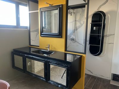 une salle de bains équipée d'un lavabo, d'un miroir et d'une baignoire