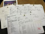 plusieurs papiers sont empilés sur une table