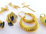boucles d'oreilles et pendentifs plaqués or, ornés de pierres bleues sur un fond blanc
