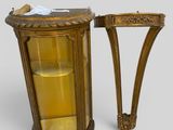 un bougeoir en or surmonté d'un verre