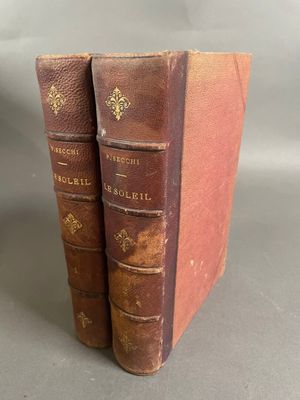 deux vieux livres posés l'un sur l'autre sur une table
