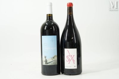deux bouteilles de vin posées l'une à côté de l'autre sur une table