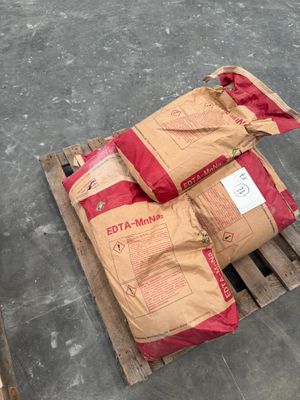 deux sacs de nourriture posés sur une palette en bois
