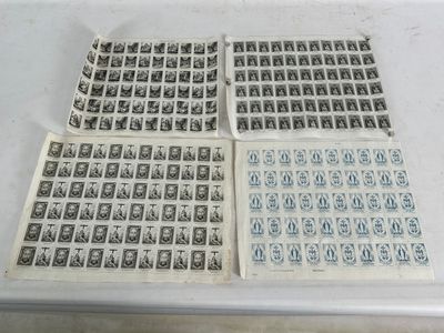plusieurs timbres posés sur une table où se trouvent de nombreux timbres
