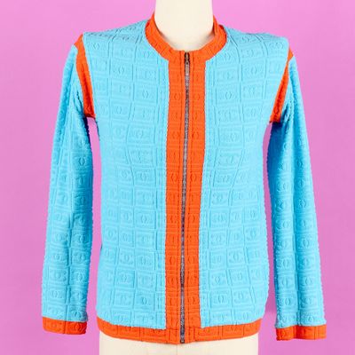 une veste orange et bleue sur un mannequin, un mannequin, un mannequin, un mannequin, un mannequin, un mannequin, un mannequin, un mannequin, un mannequin, un mannequin, un mannequin, un mannequin, un mannequin, un mannequin, un mannequin, un mannequin, un mannequin, un mannequin, un mannequin, un mannequin, un mannequin, un mannequin, un mannequin, un mannequin, un mannequin, un mannequin, un mannequin, un mannequin, un mannequin, un mannequin, un mannequin, un mannequin, un mannequin, un