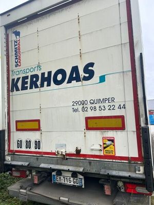 un camion garé sur le côté de la route