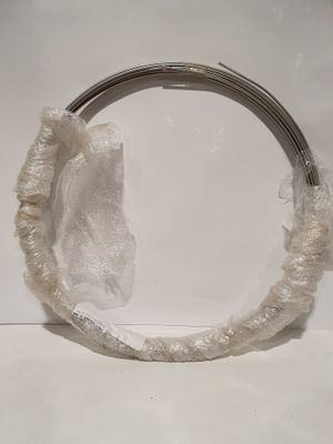 une photo d'un sac à main blanc posé sur une surface blanche