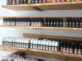 de nombreuses bouteilles de liquide sur les rayons du magasin