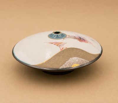 un bol blanc orné d'un oiseau, posé sur une table