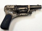 un vieux fusil sur une surface blanche avec un fond blanc