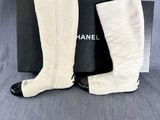 une paire de bottes blanches à semelles noires sur fond bleu