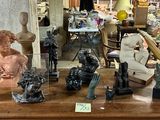 beaucoup de statues posées sur une table dans un magasin