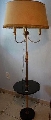 une lampe posée sur une table dans une pièce