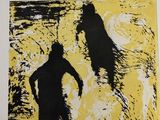 une photo de deux personnes debout dans un champ