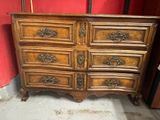 une commode en bois avec de nombreux tiroirs dans une pièce
