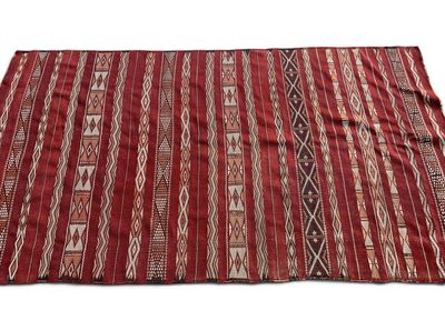 un tapis à rayures rouges et blanches sur fond blanc