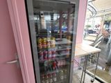 une porte vitrée ouverte dans une pièce