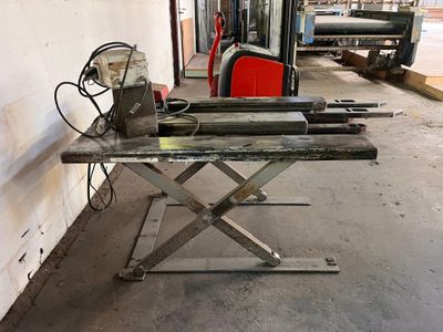 une image représentant une table sur laquelle sont posés de nombreux outils