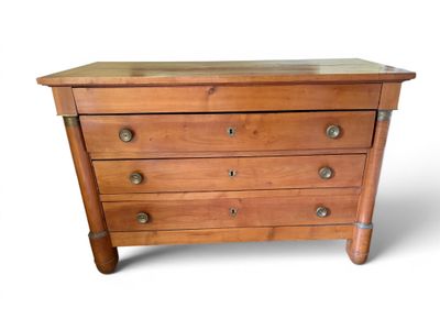 une commode en bois comportant quatre tiroirs