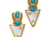 une photo d'une paire de boucles d'oreilles ornées de pierres turquoise et blanches