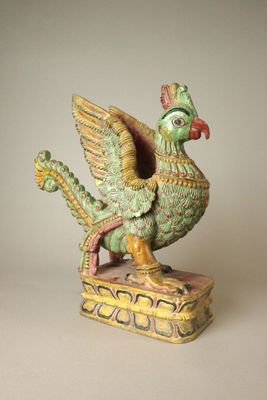 une statue représentant un oiseau perché sur une boîte