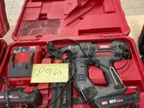 une caisse à outils rouge avec des outils sur une table