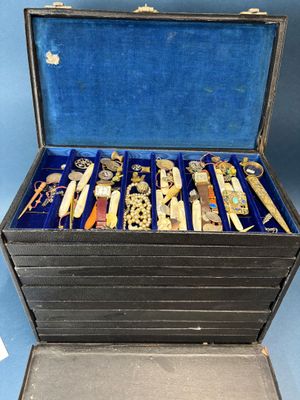 une mallette noire contenant tout un tas d'objets divers