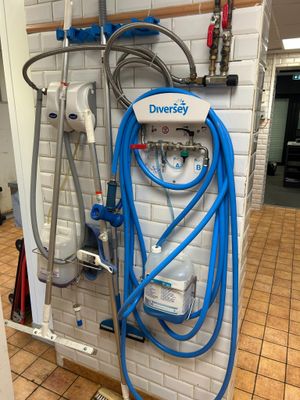 un tuyau bleu fixé au mur d'une pièce
