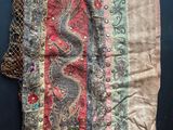 un gros plan sur un morceau de tissu orné d'un dragon