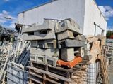 un tas de parpaings empilés les uns sur les autres