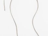 collier en argent orné d'un pendentif en forme d'étoile sur fond blanc