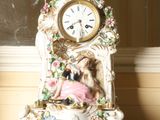 une horloge posée sur une table