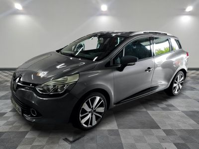la voiture grise est garée sur un sol en damier dans le garage