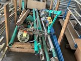 un tas d'objets métalliques divers dans un entrepôt