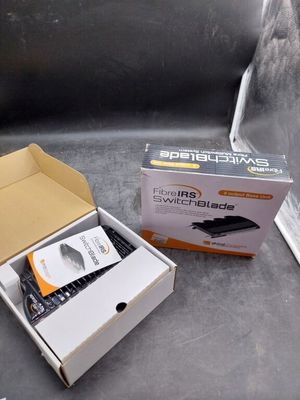 une boîte contenant des appareils électroniques posée sur une table