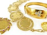 une photo d'une collection de bijoux en or comprenant un bracelet, un bracelet et une bague