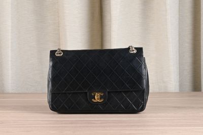 CHANEL circa 1985 Sac Timeless en cuir matelassé marine/noir…