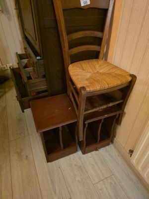 une chaise placée à côté d'une table dans une pièce