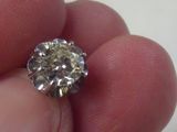 une personne tenant une bague en diamant dans la main