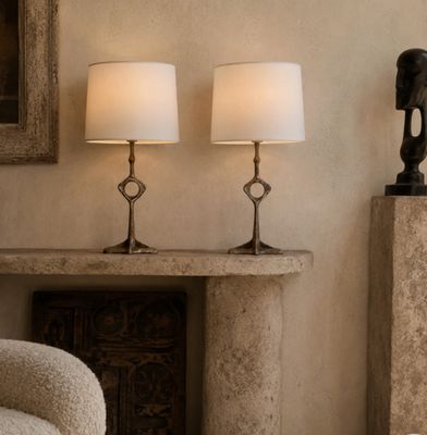deux lampes posées sur une table dans un salon