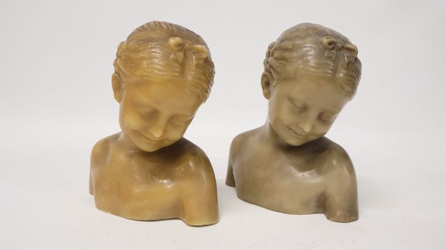 Paire de buste de jeune fille en cire. H : 27