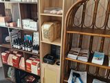 une étagère contenant beaucoup d'objets